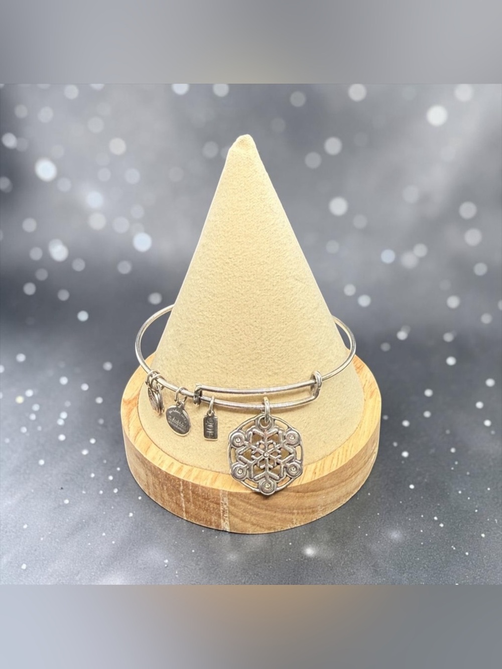 🏷️‼️5/$25🏷️‼️❄️ALEX & ANI❄️Snowflake w/Crystals Charm Bangle in RS/EUC